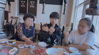 The Whole Family Went Out To Eat Barbecue With Mother-in-law On Holiday