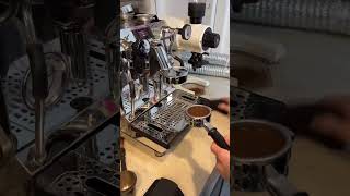 요새 유행하는 에스프레소 추출방법!! / These days, the popular espresso extraction method!!#shorts