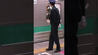 次の列車の女性専用車両位置に男性客が並ばないようにスタンバイする警備員（埼京線205系:池袋駅）