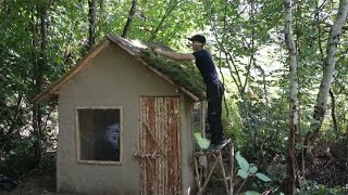 在树林里用竹木和篱笆，盖一间度假小屋，休闲时居住太舒服啦