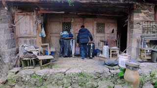 The boy secretly returned to clean and renovate his mother's old house, making her very happy