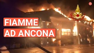 Vasto incendio nel porto di Ancona, a fuoco diversi capannoni