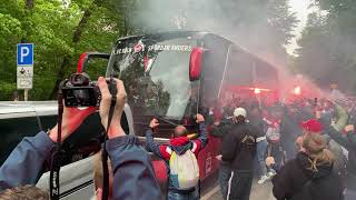Fahrt durch Bengalo-Schwaden - Der Bus des 1.FC Köln erreicht das Stadion
