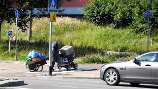 Ludzka stonoga na Morenie. Człowiek szafa z kilkoma wózkami skarbów przemierza przez Piecki Migowo