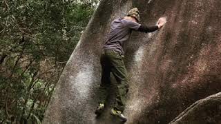 北山公園 アドレナリンスラブ 二段 【クライミングチャンネル】外岩ボルダリングの動画・トポはクライミングチャンネル