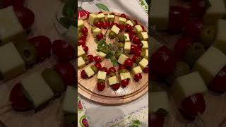 Espetinho caprese com azeitona recheada de pimentão#petiscos#queijo#tomatecereja#manjericão