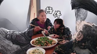 做一顿饭，摆一次龙门阵，在四川就是对亲人最简单的陪伴了。 #农村烟火气最抚凡人心 #回家 #陪伴