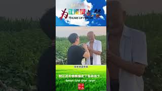 96岁父亲骑车给73岁儿子送西瓜，父子俩脸上洋溢着满满的幸福，无论多大年纪在父母眼里都永远是孩子。