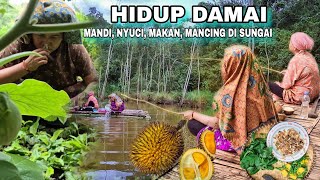 suasana di desa dayak, hidup damai wanita dayak bakumpai, mandi,masak,macing di rumah rakit terapung