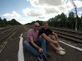 станция Думиничи сидя на платформе спиной к проходящему в метре товарному поезду gopro