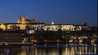 Nighttime timelapse – boats on the Vltava in front of illuminated Prague Castle panorama