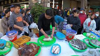 客人在等帥老爸賠錢賣 帥老爸不爽 吃肉粽給大家看 中彰海王子 烏日火車站 海鮮叫賣 海鮮拍賣 叫賣哥