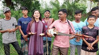 মিষ্টি মেয়ে সাদিয়ার মধুর কন্ঠে গান শুনে গ্রামবাসীরা সব ছুটে এলো তার গান শোনার জন্য।