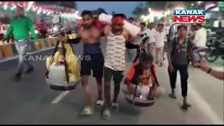 UP Youth Carries Old Parents On Shoulder \u0026 Walks Over 100 Km In Holy Savan Month, Video Goes Viral