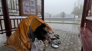 秋季骑行甘肃，雨季来临天气湿冷，露营永昌县公园凉亭炒羊肉吃