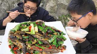 九九炒泥鳅吃，先煎再炒香得很，香辣骨脆，两碗米饭扒完还不够！【湘西九九美食】