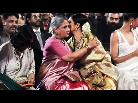 Jaya Bachchan & Rekha HUG Each Other @ Star Screen Awards 2016 - YouTube