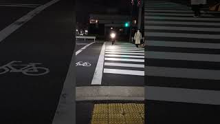 名古屋人の違反者　普通自転車ではないのに歩道を走行　ライトチカチカ最低最悪！　フーデリ配達員