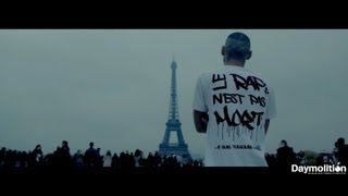 Un rappeur choque les touristes à la Tour Eiffel (Abdallah)