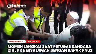 Momen Langka! Saat Petugas Bandara Diajak Bersalaman dengan Paus Fransiskus