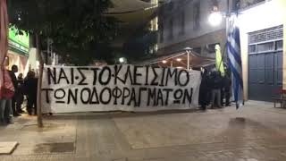 Στο οδόφραγμα της Λήδρας oι οργανωμένοι οπαδοί του ΑΠΟΕΛ-«Ναι στο κλείσιμο οδοφραγμάτων»