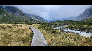 Through the hooked valleys and glacier lakes at Aoraki