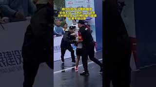 跑马拉松女子即将倒地，安保人员一个跨栏 一个飞奔，及时接住女子，否则后脑勺着地后果不堪设想！#马拉松 #比赛现场 #危险瞬间#shorts