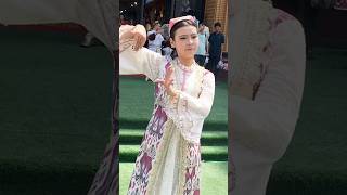 A dancing Xinjiang girl 舞蹈的新疆女孩 #大美新疆 #旅行感悟 #最美中国