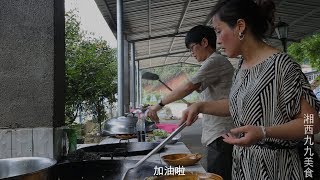 九九炒四五个硬菜，女同学齐声叫好，小孩看馋了