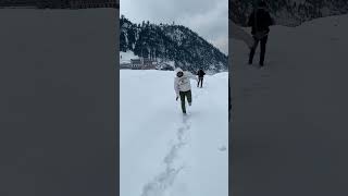 Kalam snow ma slow MO 😆✋ #actorslife #travel #neelammuneerkhan #snow #billionaire