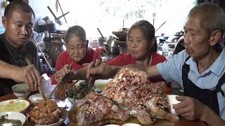 【农村四哥】农村四哥家打土灶，王四给师傅蒸猪头，看到成菜直说“鸿运当头”