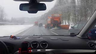 Winterdienst auf Autobahn überholt - overtaking of snow clearing services