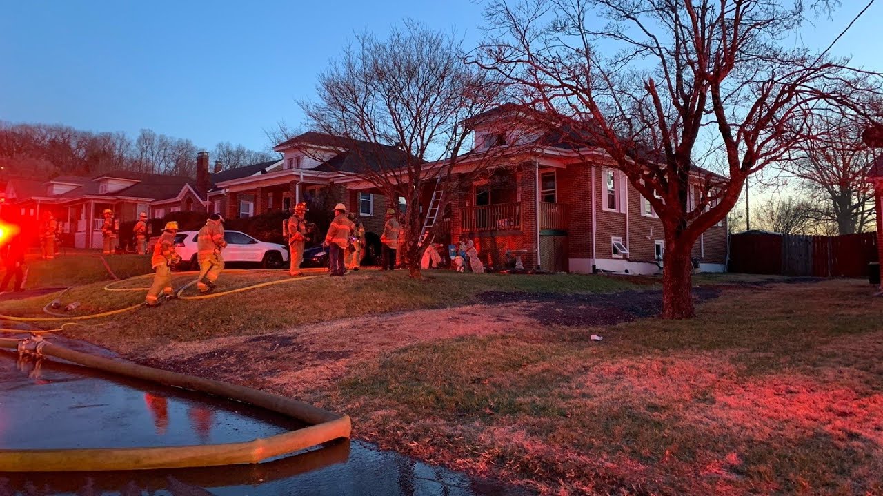 2 Displaced After Roanoke House Fire - YouTube