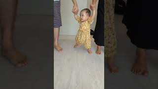 【生後10ヶ月】歩く練習をする赤ちゃん / Baby practiced walking with her parents holding her hand