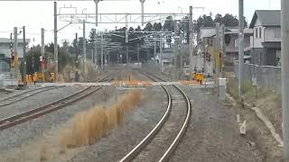 【駅そば踏切】常磐線岩間駅より日暮里方の踏切を望む（下り普通列車停車）