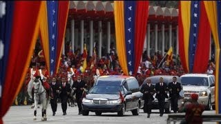 Una marea roja da su último adiós a Hugo Chávez en el corazón de Caracas
