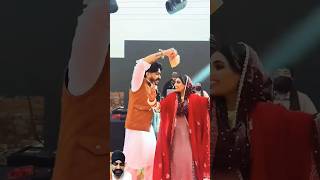 ਬਸ ਹੱਥ ਚ ਫੜਾਦੇ ਹੱਥ ਨੂੰ. #couplegoals #wedding #dance #punjabisong #ytshorts #weddingshorts