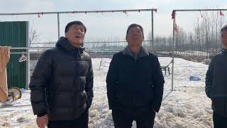 雪过天晴，房顶上冻雪一直没化成了隐患，老周带着小兵小高清理