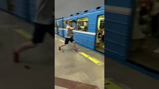 пранк: разбила телефон в метро