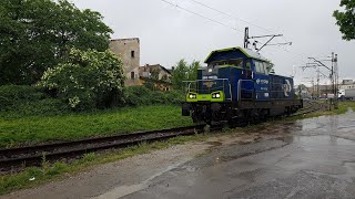 SM42-1295, przejeżdża luzem po łącznicy kolejowej nr 611 wzdłuż ul. Syrokomli w Rzeszowie 28.05.2018