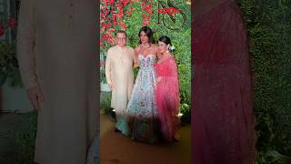 Priyanka Chopra POSES with hubby Nick Jonas' parents at brother's Mehendi ceremony ❤️ #shorts