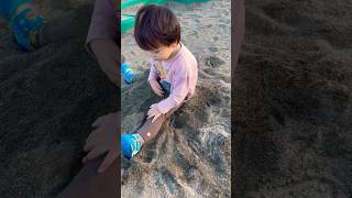 砂遊びを満喫する1歳児