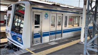 西武6000系6106編成が当駅止まりの回送電車として警笛を鳴らして小手指駅3番線を発車するシーン（回04M）2023.11.9.10:13