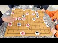 八妹街头挑战大爷，狗头军师瞎指挥惹急老大爷！【象棋八妹】