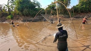 ชาวบ้านพากันมายกยอหาปลาหาหอย วิถีชีวิตของคนชนบทThe villagers catching fish.