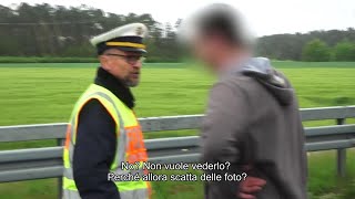 Scattano foto dell'incidente e il poliziotto li multa: "C'è un morto, guardalo se hai coraggio"