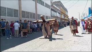 el cirineo ayuda a Jesús