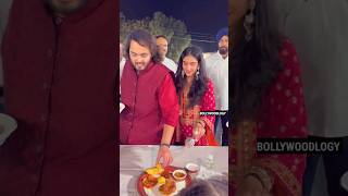 Mukesh Ambani son Anant Ambani & unka wife Radhika Merchant khud khaana parosa | Honey Singh Songs