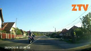 Cine este motociclistul care depaseste in viteza pe linia continua?