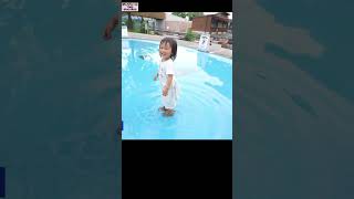 【2歳女の子】トンデモナイ想定外の水遊び　#ワンピース着たまま   #オアシスパーク   #shorts